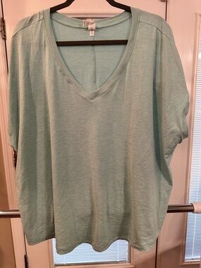 Size 2X Velocity seafoam V-Neck Women’s Top. Never worn!